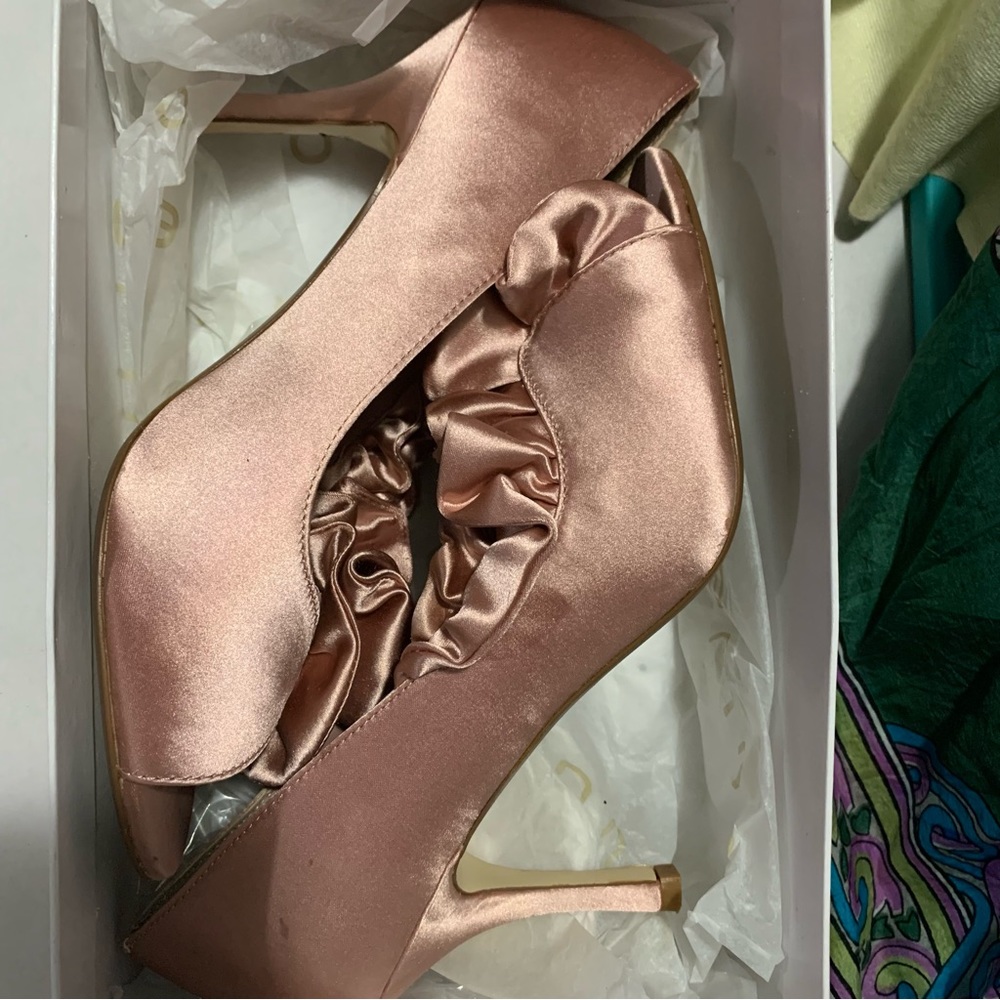 Satin Pink Nude 8.5 opentoed Pumps - Picture 2 of 16